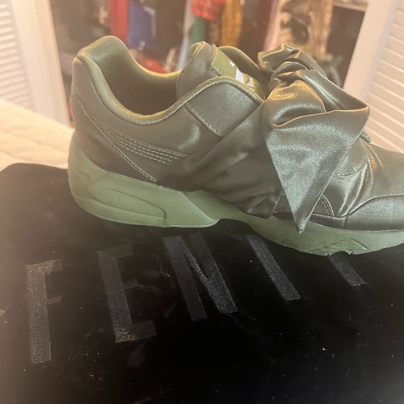 Puma by Rihanna satin bow tie green sneakers. - Picture 2 of 7